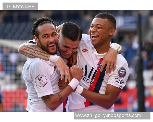 足球场上的兄弟情谊:探讨世界级球员间的友谊与合作精神 足球场上的兄弟情谊:探讨世界级球员间的友谊与合作精神